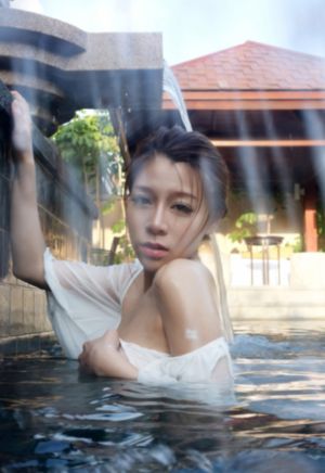 美女露出让男生揉的